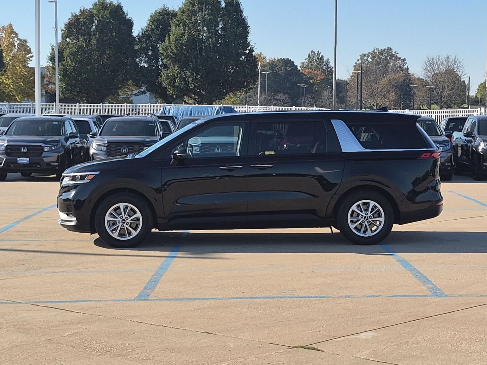 Used 2024 Kia Carnival LX FWD image 9