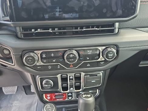 Used 2024 Jeep Wrangler Unlimited Rubicon w/ Convenience Group AWD/4WD image 8