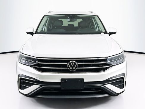 Used 2023 Volkswagen Tiguan SE AWD/4WD image 2