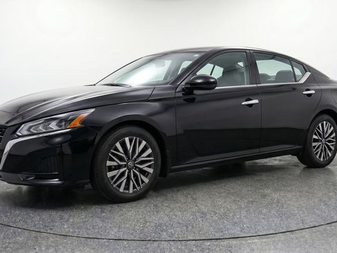 Used 2025 Nissan Altima 2.5 SV FWD image 3