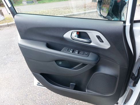 Used 2024 Chrysler Pacifica Hybrid S Appearance Pkg w/ Uconnect Theater Family Group image 25