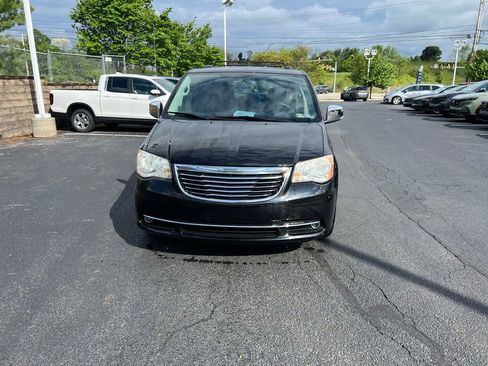 Used 2014 Chrysler Town & Country Touring-L w/ Driver Convenience Group FWD image 10