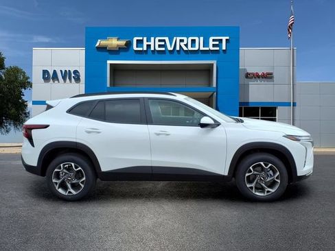 New 2026 Chevrolet Trax LT w/ LT Convenience Package FWD image 2