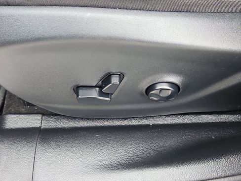 Used 2020 Jeep Cherokee Limited image 25