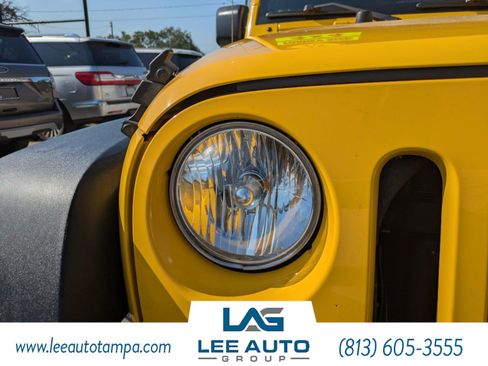 Used 2015 Jeep Wrangler Unlimited Rubicon w/ Connectivity Group image 9