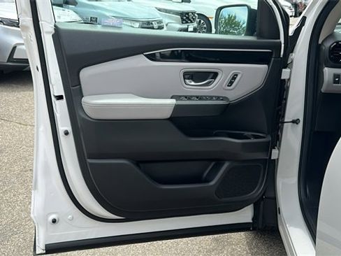 Used 2025 Honda Pilot Touring image 9