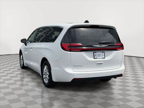 Used 2023 Chrysler Pacifica Touring-L FWD image 5