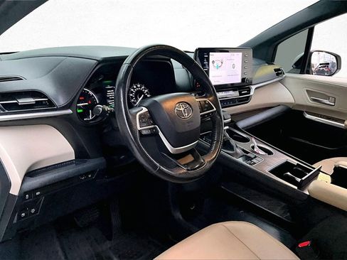 Certified 2021 Toyota Sienna XLE image 15