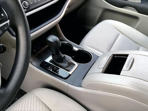 Used 2017 Toyota Highlander LE image 15