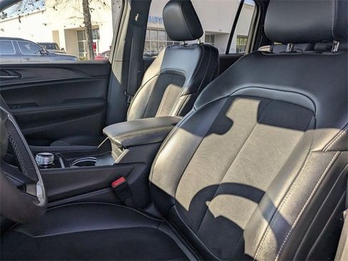 Used 2024 Jeep Grand Cherokee L Laredo image 13