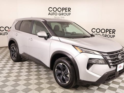 Used 2024 Nissan Rogue SV image 1