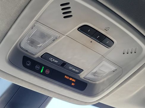 Used 2019 Chevrolet Traverse LT w/ LT Premium Package FWD image 33