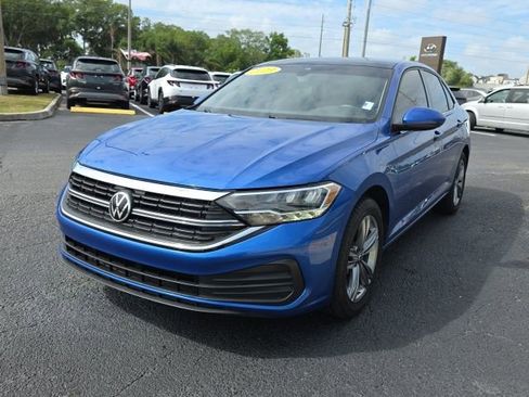 Used 2023 Volkswagen Jetta SE image 2