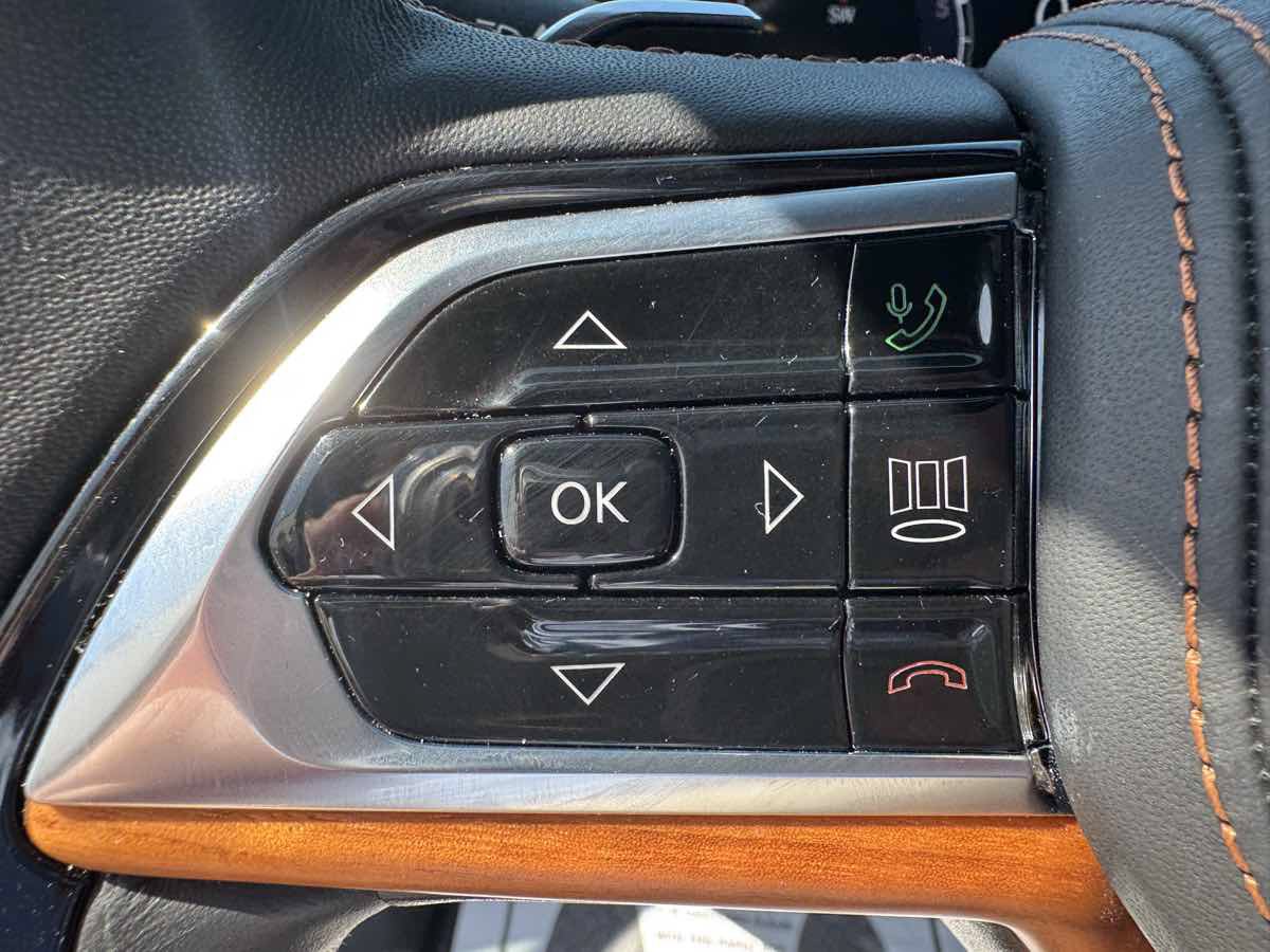 Used 2025 Jeep Grand Cherokee Summit AWD/4WD image 19