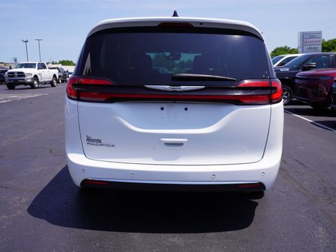 Used 2024 Chrysler Pacifica Touring-L FWD image 6