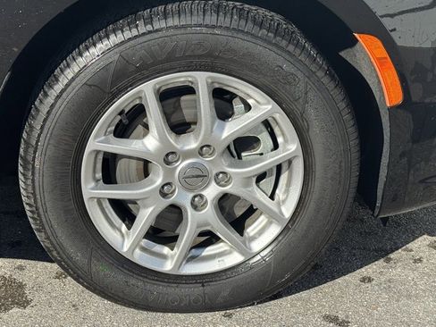 Used 2024 Chrysler Pacifica Touring-L image 2