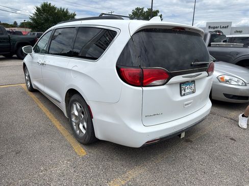 Used 2017 Chrysler Pacifica Touring-L w/ Tire & Wheel Group FWD image 4