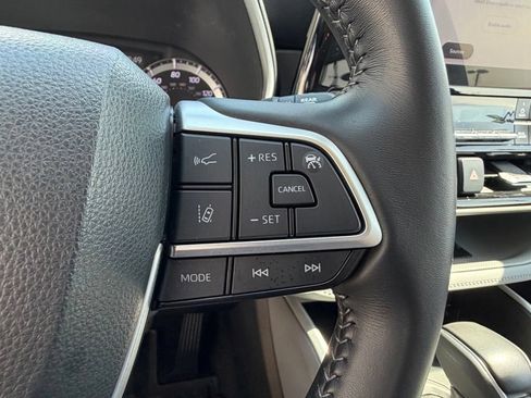 Used 2023 Toyota Highlander XLE AWD/4WD image 24