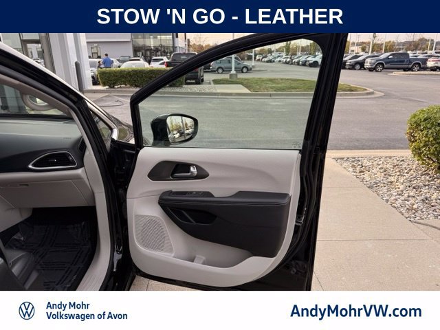 Used 2024 Chrysler Pacifica Touring-L FWD image 14