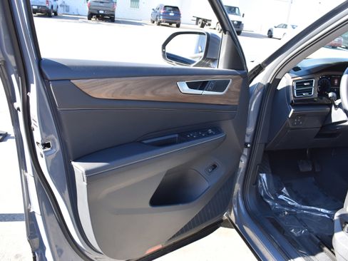 Used 2025 Volkswagen Atlas SE image 24