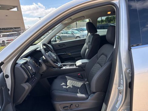 Used 2025 Nissan Pathfinder SV FWD image 29
