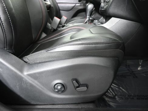 Used 2019 Jeep Cherokee Trailhawk image 14