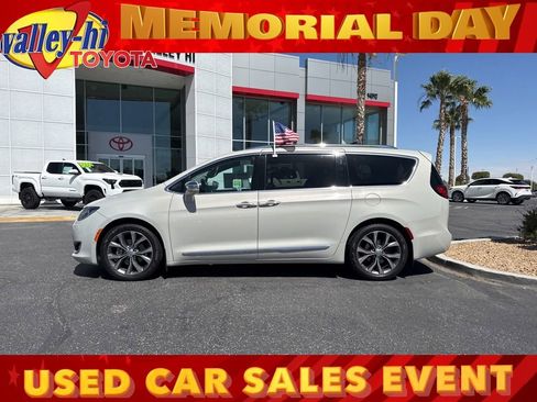 Used 2017 Chrysler Pacifica Limited w/ UConnect Theater Package FWD image 1