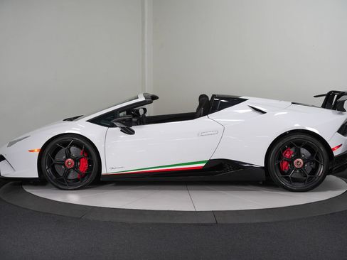 Used 2018 Lamborghini Huracan Performante AWD/4WD image 6