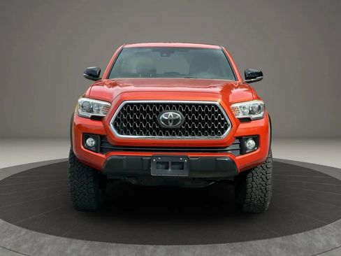 Used 2018 Toyota Tacoma TRD Off-Road image 2