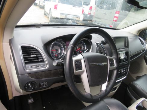 Used 2015 Chrysler Town & Country Touring image 7