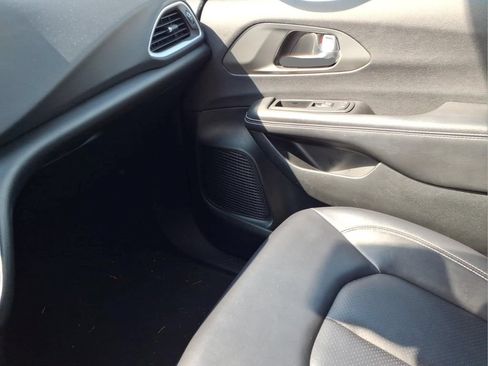 Used 2025 Chrysler Pacifica Select FWD image 23