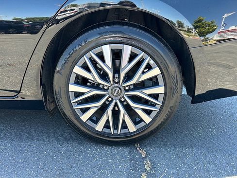 Used 2025 Nissan Altima 2.5 SV FWD image 14
