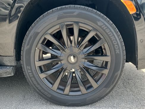 Used 2022 Cadillac Escalade Luxury AWD/4WD image 2