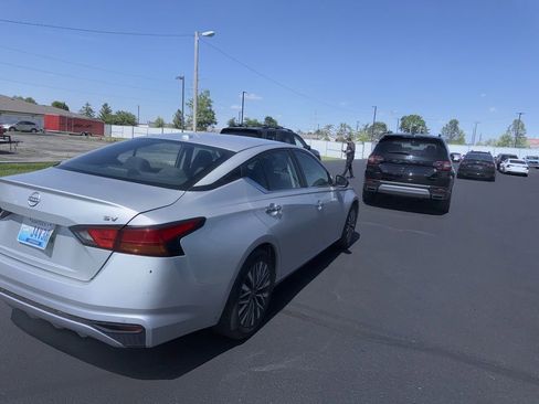 Used 2024 Nissan Altima 2.5 SV FWD image 7