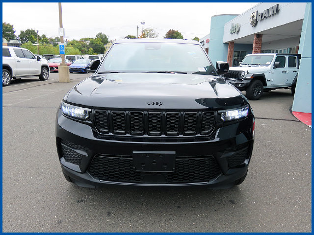 Used 2023 Jeep Grand Cherokee Altitude AWD/4WD image 3
