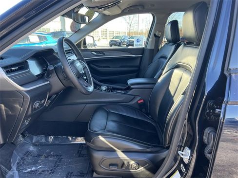 Certified 2023 Jeep Grand Cherokee Limited w/ Black Appearance Package image 4