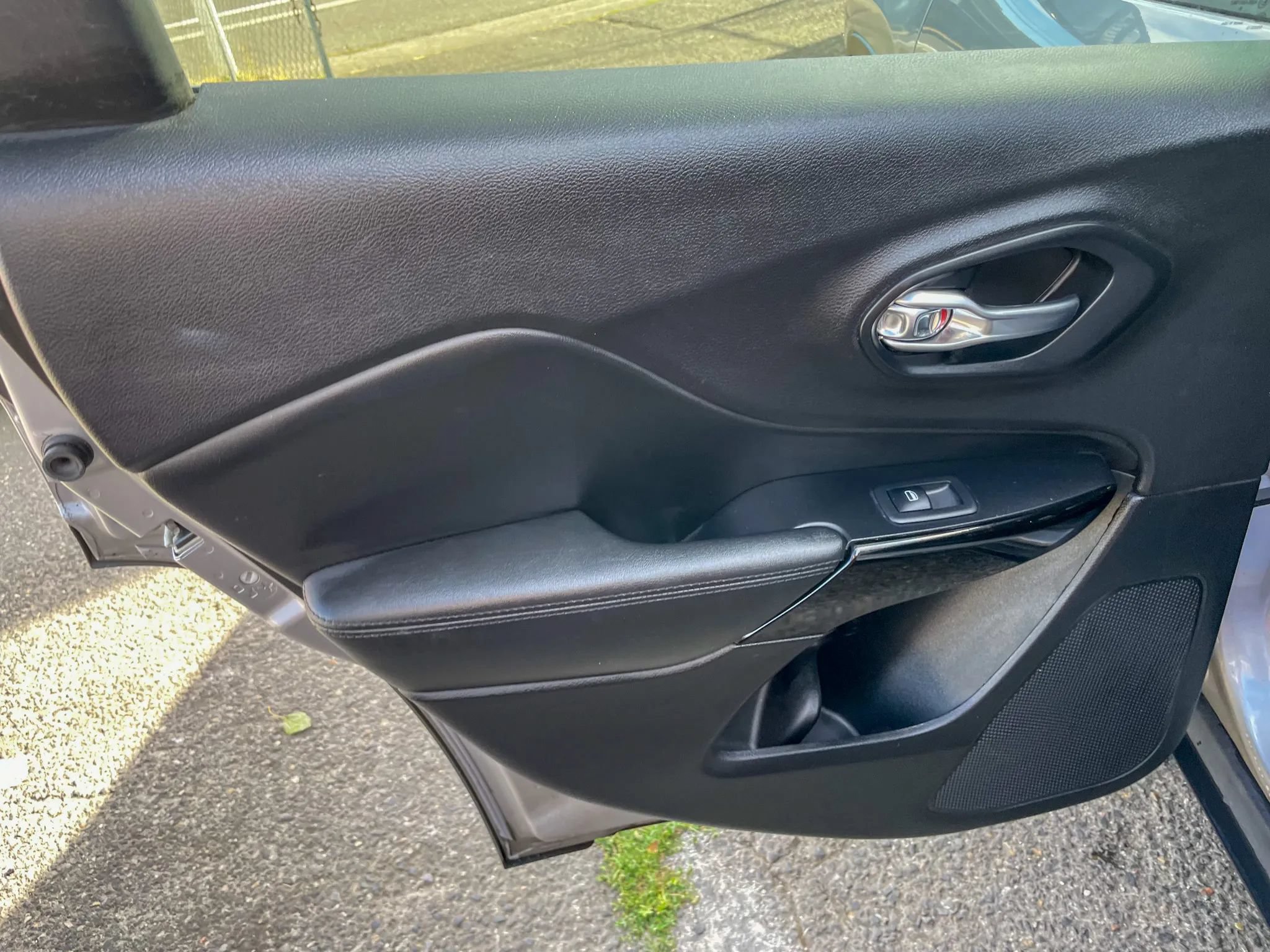 Used 2019 Jeep Cherokee Latitude Plus AWD/4WD image 26