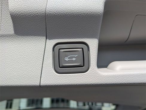 Used 2023 GMC Acadia SLT w/ Technology Package image 17