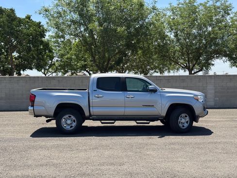 Used 2019 Toyota Tacoma SR5 RWD image 2
