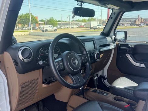 Used 2014 Jeep Wrangler Unlimited Sahara w/ Connectivity Group AWD/4WD image 9