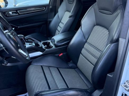 Used 2022 Porsche Cayenne Turbo image 14