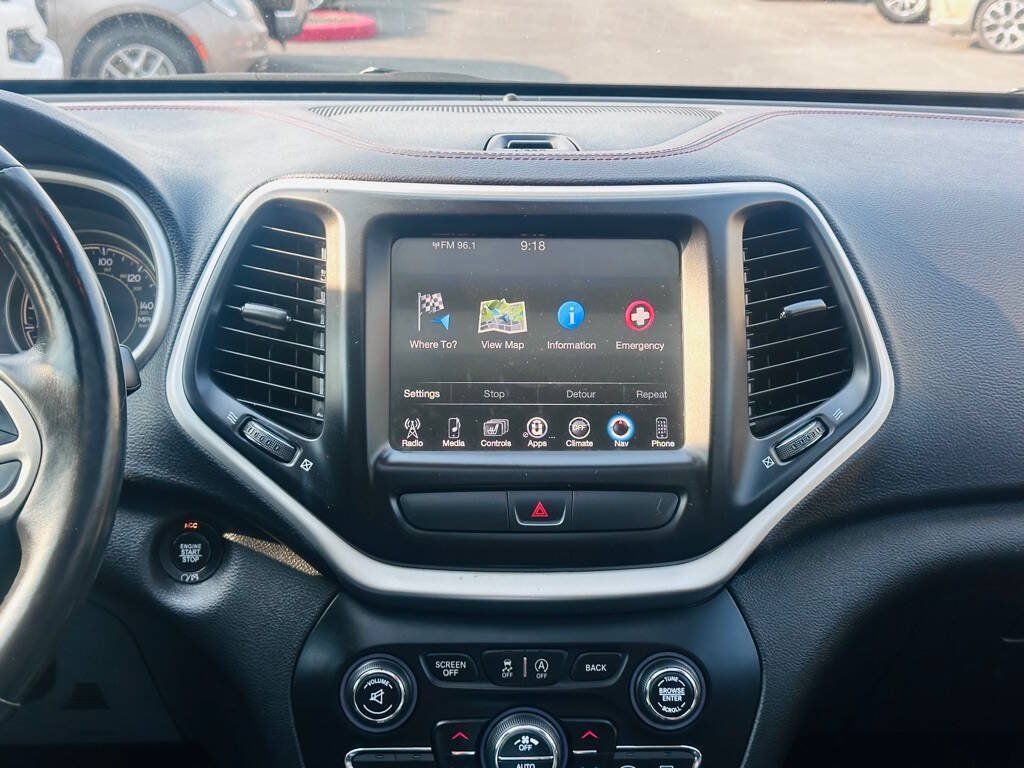 Used 2017 Jeep Cherokee Trailhawk AWD/4WD image 12