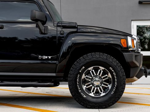 Used 2010 HUMMER H3T Adventure image 11