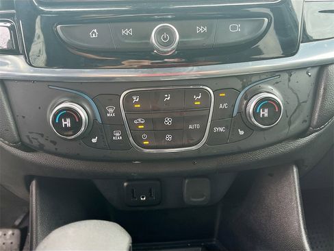 Used 2022 Chevrolet Traverse LT image 14