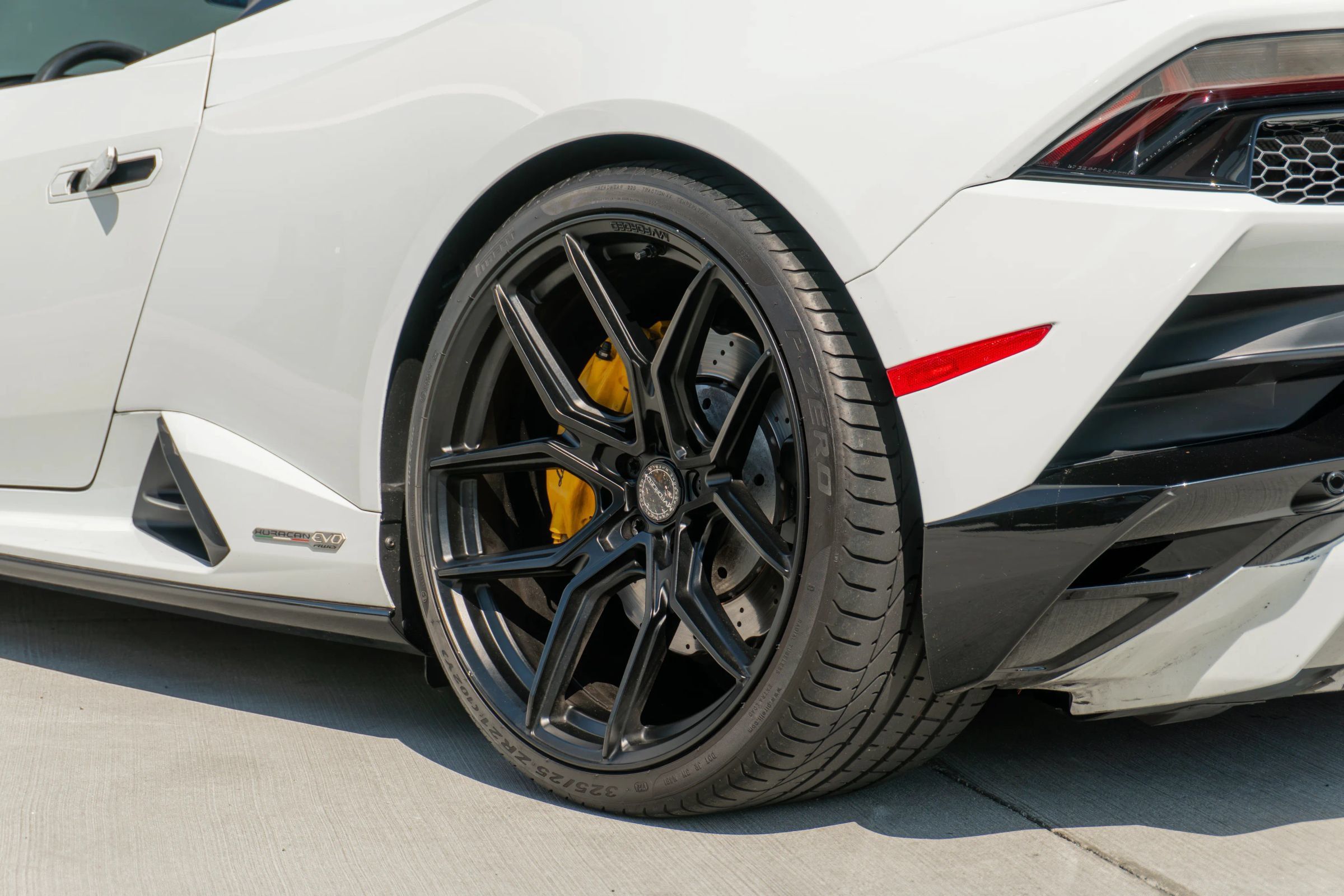 Used 2021 Lamborghini Huracan EVO RWD image 45