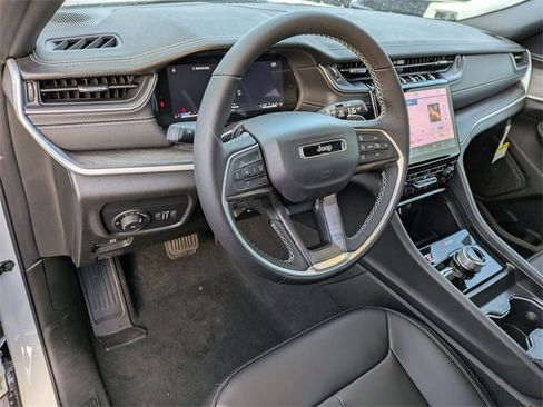 New 2025 Jeep Grand Cherokee Limited image 10