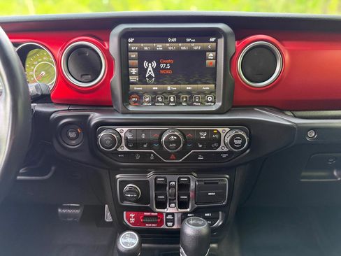 Used 2022 Jeep Wrangler Unlimited Rubicon w/ Dual Top Group AWD/4WD image 23