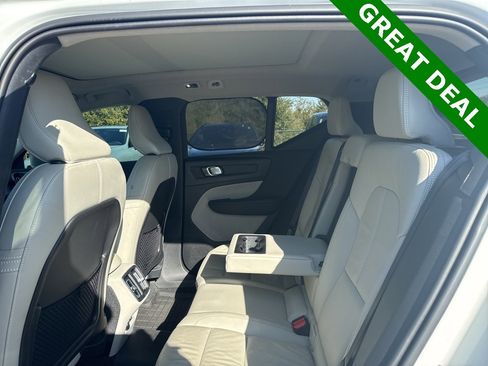 Used 2022 Volvo XC40 T5 Momentum image 15