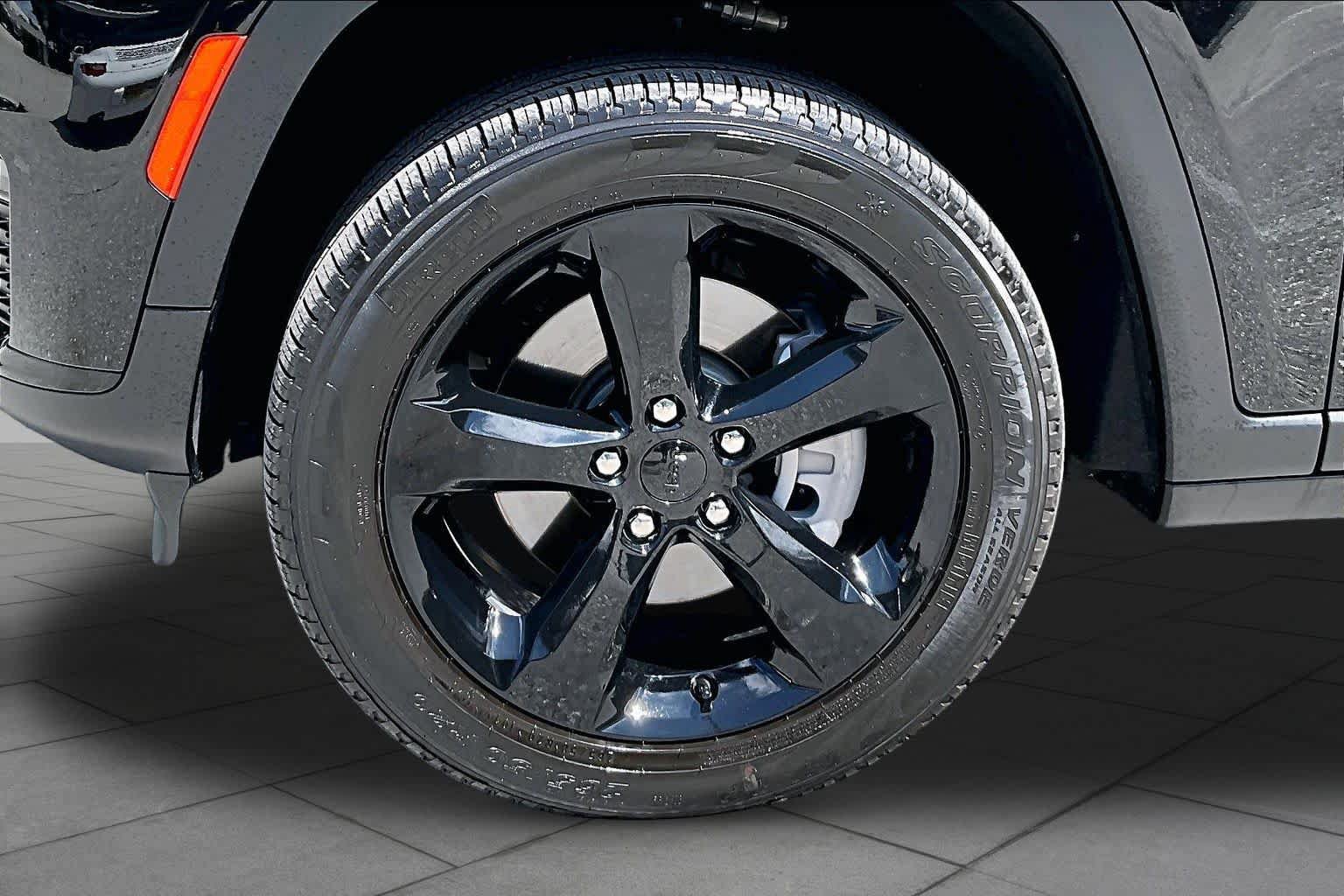 Used 2024 Jeep Grand Cherokee L Limited w/ Black Appearance Package AWD/4WD image 11