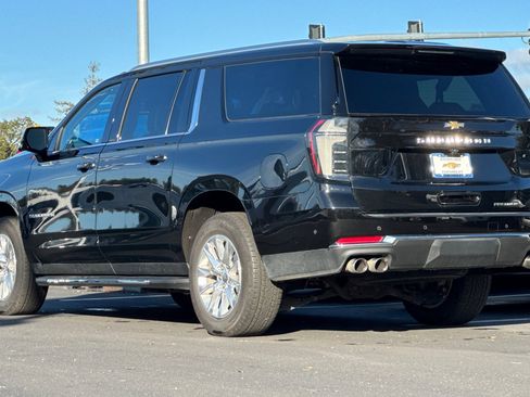 Used 2025 Chevrolet Suburban Premier image 7